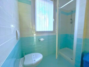 Doccia, bidet, asciugamani, sapone