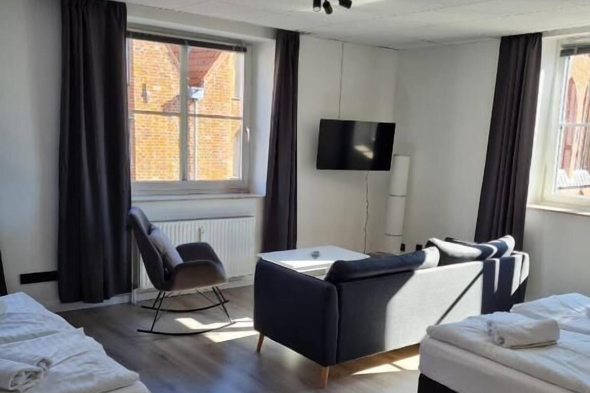 Family Room, City View | Peti besi dalam bilik, Wi-fi percuma