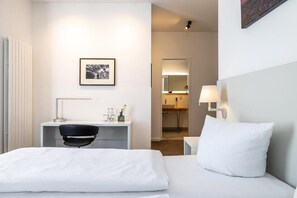 Kahden hengen huone, kaupunkinäköala | Tallelokero huoneessa, ilmainen Wi-Fi