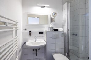 Double Room, City View | Bathroom | Shower, hair dryer, towels, soap - Hotel KO15 (Lübeck)