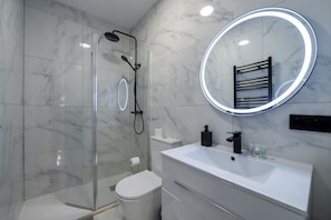 Shower, hair dryer, towels, soap - Centrally located apartment 7 min from Puerta del Sol with A/C, WiFi (Madrid)