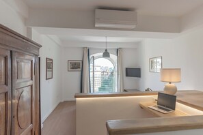 Appartamento, non fumatori, vista cortile | Una scrivania, postazione laptop, Wi-Fi gratuito