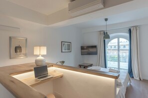 Desk, laptop workspace, free WiFi - La Garaventa Serviced Apartments (Genoa)