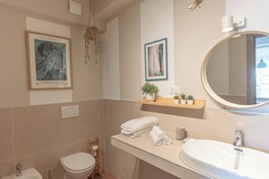 Appartamento, non fumatori, vista cortile | Bagno | Doccia, asciugacapelli, asciugamani, sapone