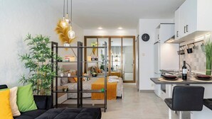 Un appartamento moderno con soggiorno, camera da letto e cucina.
