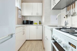 Fridge, microwave, oven, stovetop