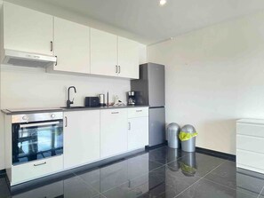 Kühlschrank, Mikrowelle, Herdplatte, Geschirrspüler