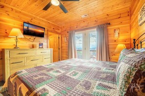 Desk, travel cot, free WiFi, bed sheets - *Private 4BD Pool Retreat | Games, Hot Tub, Views* (Sevierville)
