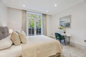 2 bedrooms, iron/ironing board, travel cot, WiFi - Luxury 2BR|Exclusive Gated Development by Tempstay (Sunningdale)