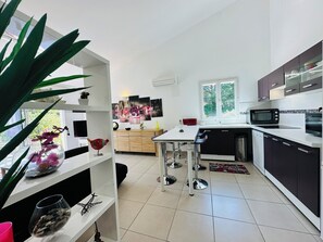 Fridge, microwave, oven, stovetop - - Casa Zivvia - Beachfront (Lucciana)