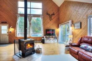 TV - The Gatherer – Chalet | Rental 32 days or more (Saint-Adolphe-d'Howard)