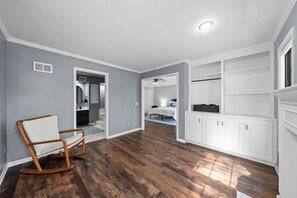 5 bedrooms, desk, iron/ironing board, travel cot - Big Pool, Hot Tub & Gym at Spacious 5 Bedroom Home (Overland Park)