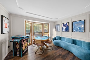 Games room - Big Pool, Hot Tub & Gym at Spacious 5 Bedroom Home (Overland Park)