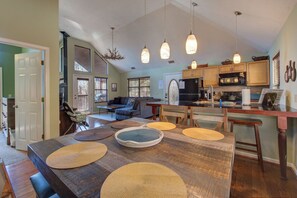 Interior - *Lovely 2BD w/ Pool Access | Mtn VIEWS + Hot Tub* (Gatlinburg)