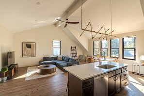 TV - Vic. Village Carriage House (Columbus)