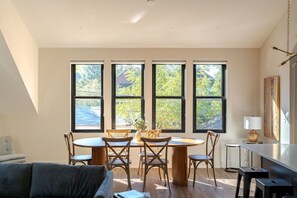 Interior - Vic. Village Carriage House (Columbus)