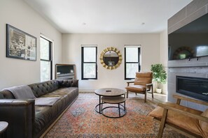 TV - Spacious Vic. Village Townhome (Columbus)