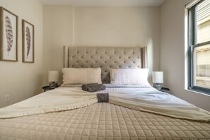 2 bedrooms, iron/ironing board, WiFi, bed sheets - Spacious Vic. Village Townhome (Columbus)