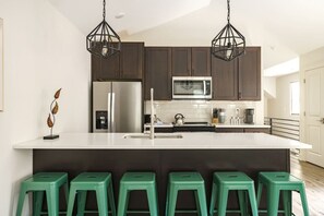 Fridge, microwave, oven, stovetop - Chic 2bd Flat-Victorian Village (Columbus)