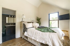 2 bedrooms, iron/ironing board, WiFi, bed sheets - Chic 2bd Flat-Victorian Village (Columbus)