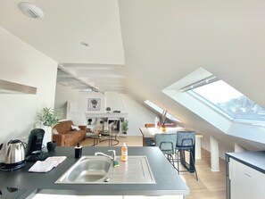 Fridge, microwave, oven, stovetop - Design loft with view of the Cathedral - Quimper historical center (Quimper)