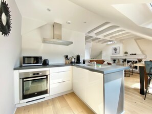 Fridge, microwave, oven, stovetop - Design loft with view of the Cathedral - Quimper historical center (Quimper)