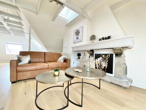 TV, books - Design loft with view of the Cathedral - Quimper historical center (Quimper)