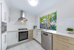 ثلاجة، ميكروويف، فرن، موقد طهي مسطح