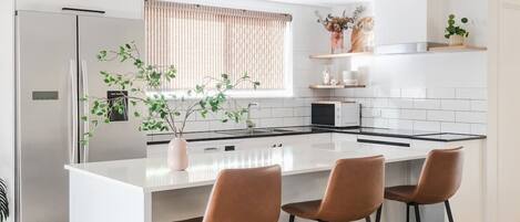 ثلاجة، ميكروويف، فرن، موقد طهي مسطح