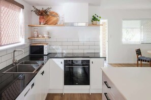 Private kitchen - Whitsunday Wanderluxe (Cannonvale)