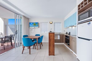 Fridge, microwave, coffee/tea maker, electric kettle - Harbour View Resort Stay 1512 (Airlie Beach)