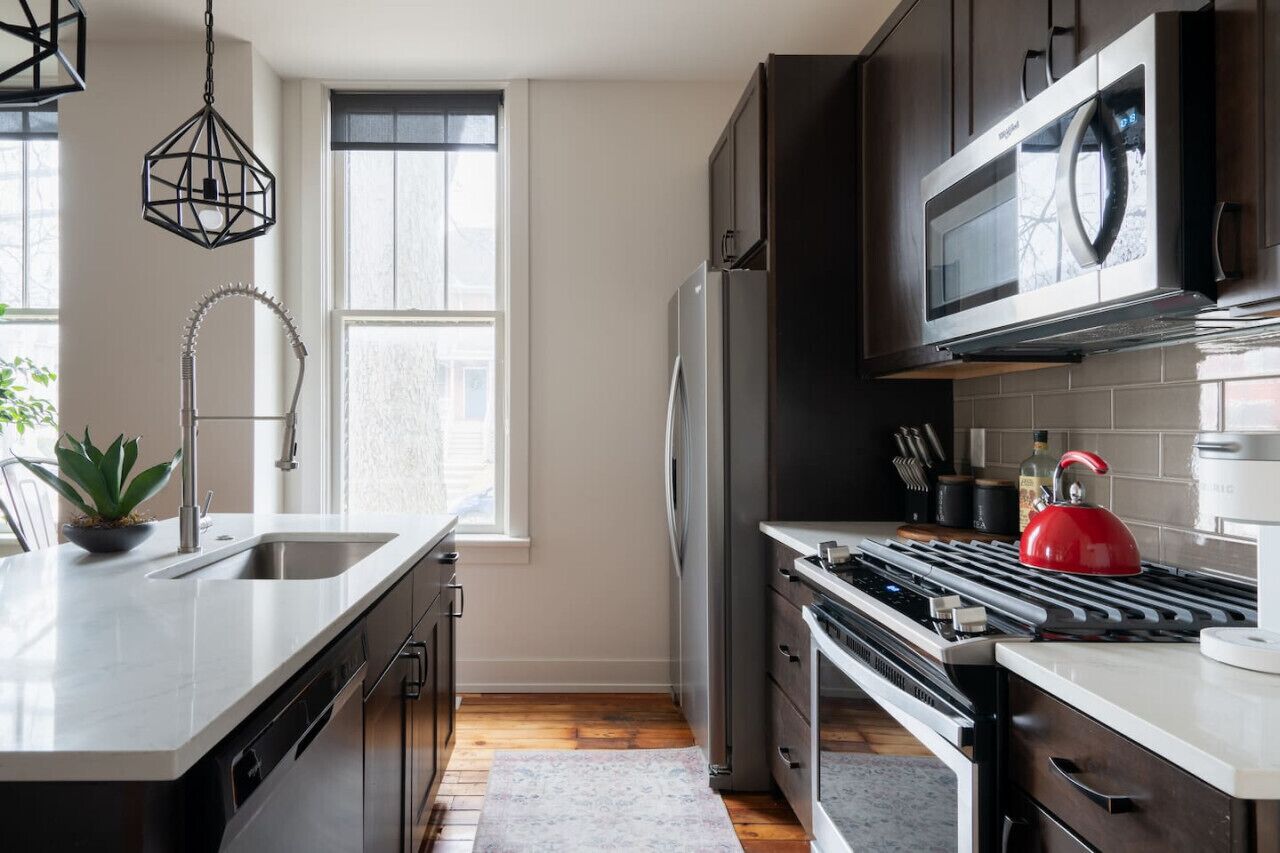 Réfrigérateur, micro-ondes, four, plaque de cuisson