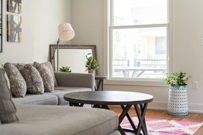 TV - Spacious Cottage in the Heart of Italian Village (Columbus)