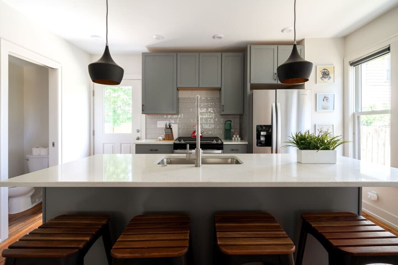 冷蔵庫、電子レンジ、オーブン、コンロ