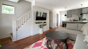 TV - Spacious Cottage in the Heart of Italian Village (Columbus)