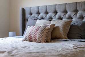 1 bedroom, desk, iron/ironing board, WiFi - The Short North Retreat IV - Free Parking (Columbus)