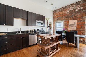 Fridge, microwave, oven, stovetop - The Short North Retreat IV - Free Parking (Columbus)
