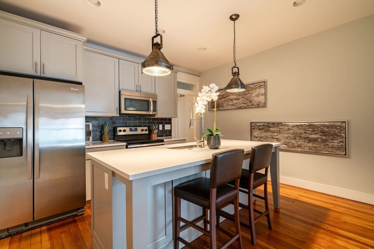 Frigorífico, microondas, horno y placa de cocina