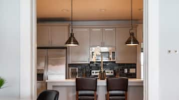 Geladeira, micro-ondas, fogão, cooktop