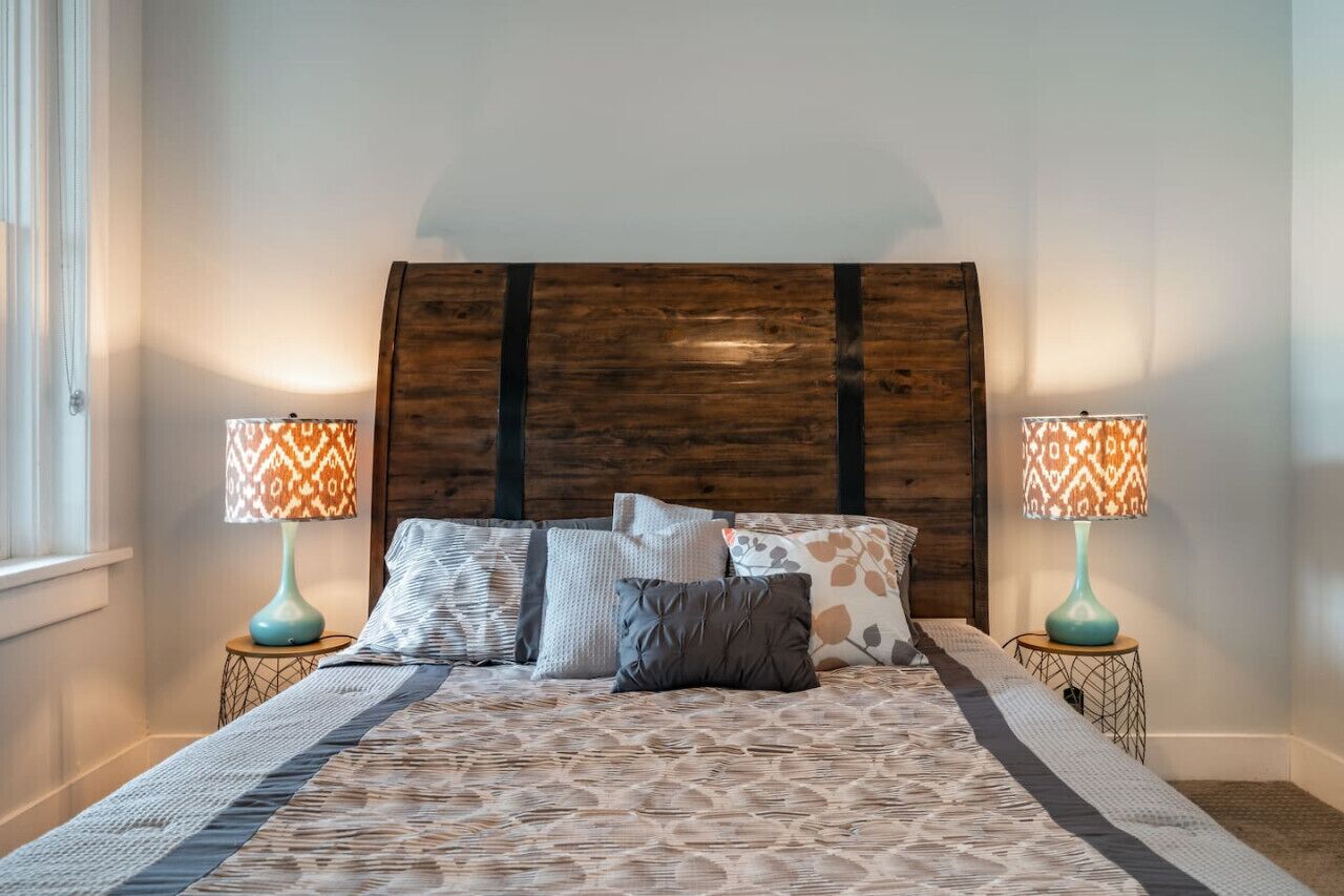 Desk, iron/ironing board, WiFi, bed sheets