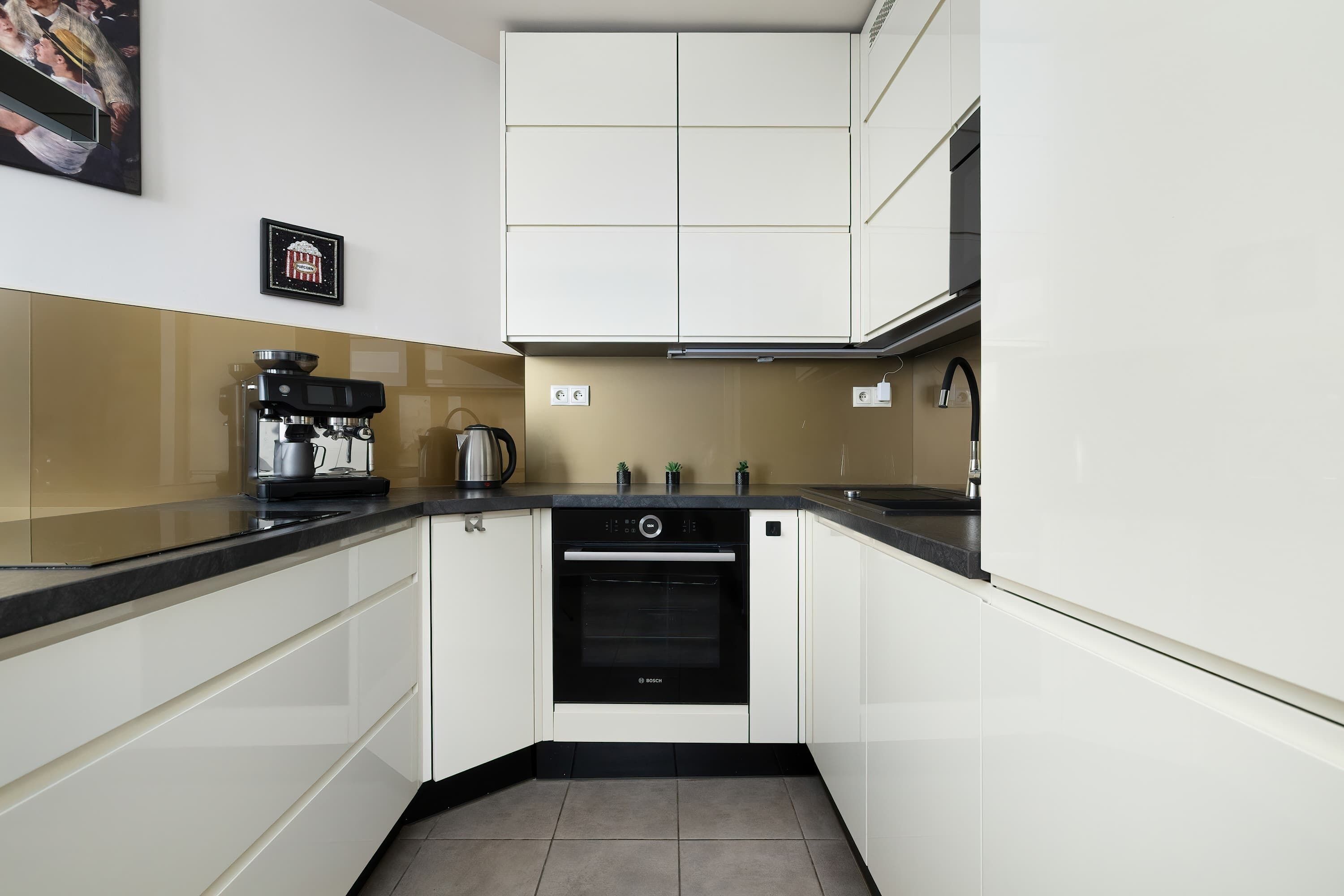 Geladeira, micro-ondas, fogão, cooktop