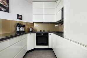 Fridge, microwave, oven, stovetop - Zawiszy Czarnego 4 Katowice | Air Conditioned Apartment with 2 Balconies and City View (Katowice)