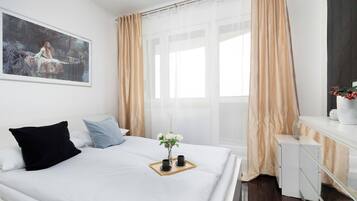 Een strijkplank/strijkijzer, reisbedje, wifi, beddengoed