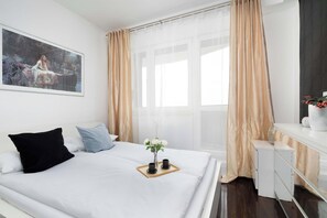 Iron/ironing board, travel cot, WiFi, bed sheets - Zawiszy Czarnego 4 Katowice | Air Conditioned Apartment with 2 Balconies and City View (Katowice)