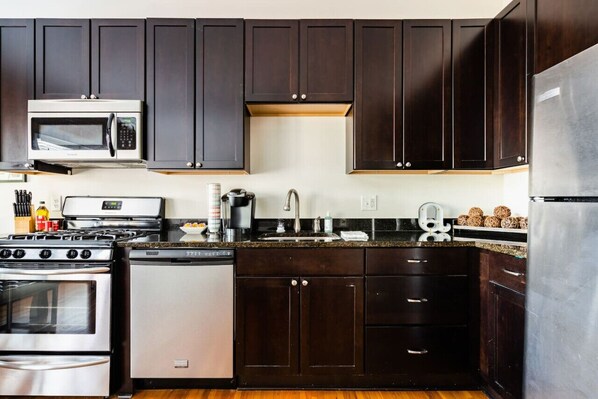 Jääkaappi, mikroaaltouuni, uuni, liesi