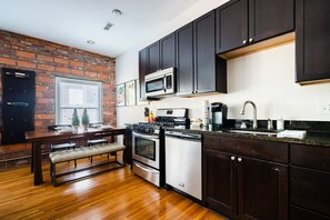 Fridge, microwave, oven, stovetop - The Short North Retreat II - Free Private Parking (Columbus)