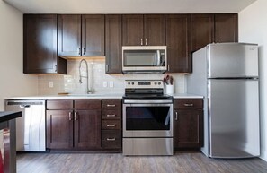 Refrigerador, microondas, horno y parrilla de estufa 