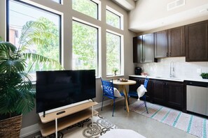 Interior - Bohemian Flat - Short North - Free Parking (Columbus)