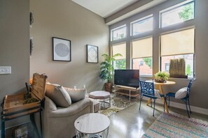 TV - Bohemian Flat - Short North - Free Parking (Columbus)