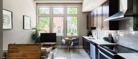 Refrigerador, microondas, horno y parrilla de estufa